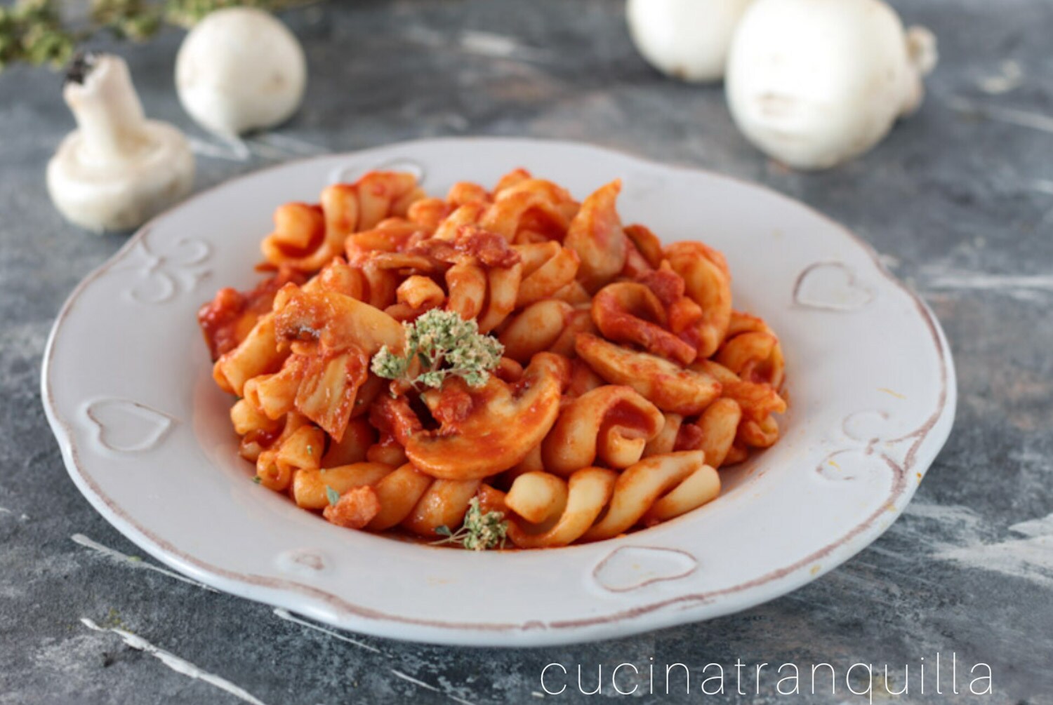 Fusilli con champiñones y panceta