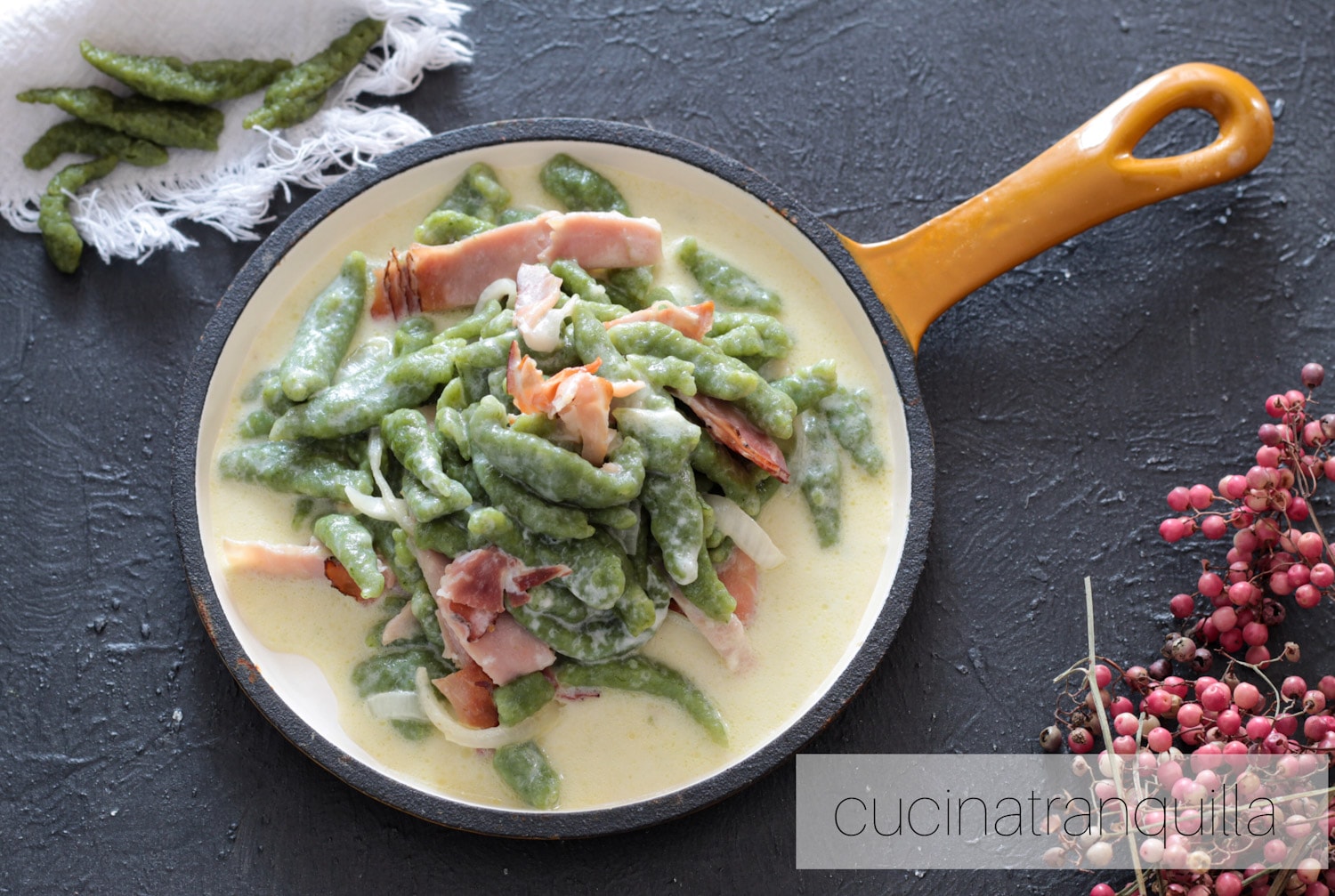 Spätzle con espinacas con queso cremoso y speck