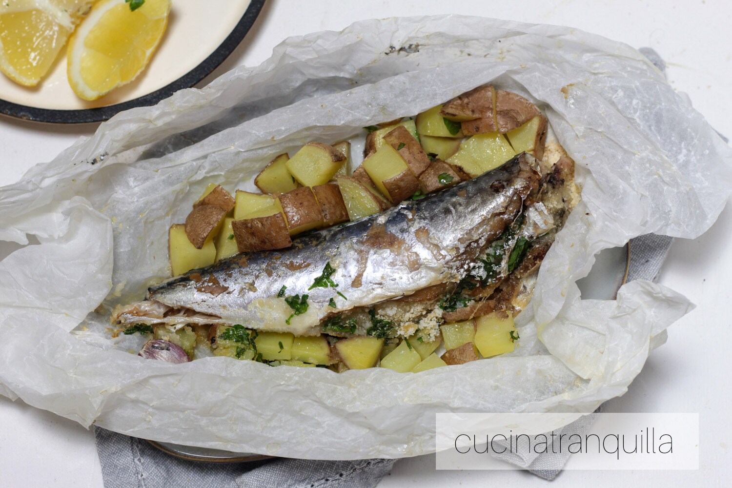 Caballa con patatas al papillote