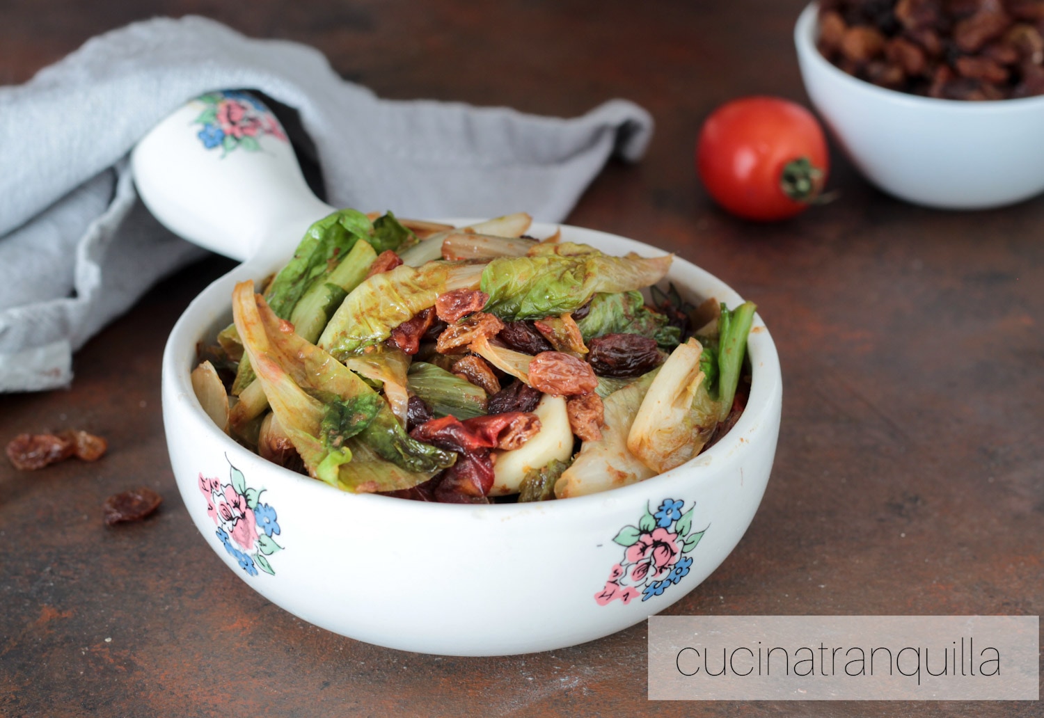 Escarola salteada con anchoas y pasas