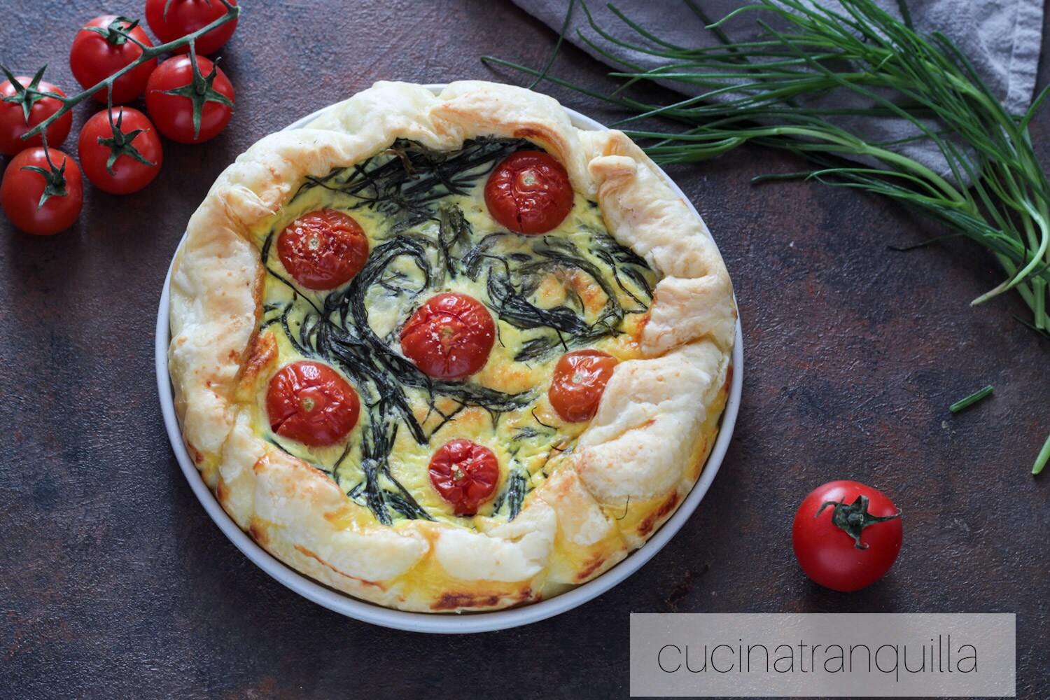 Tarta rústica con agretti y tomatitos