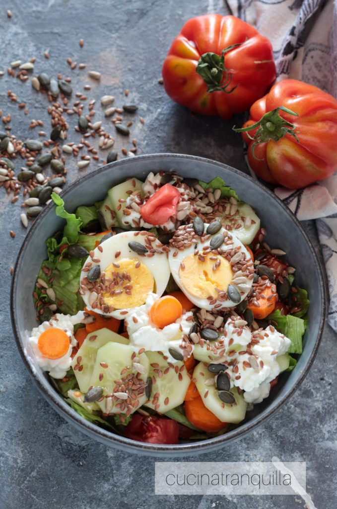 Ensalada con requesón, huevos cocidos y pepinos