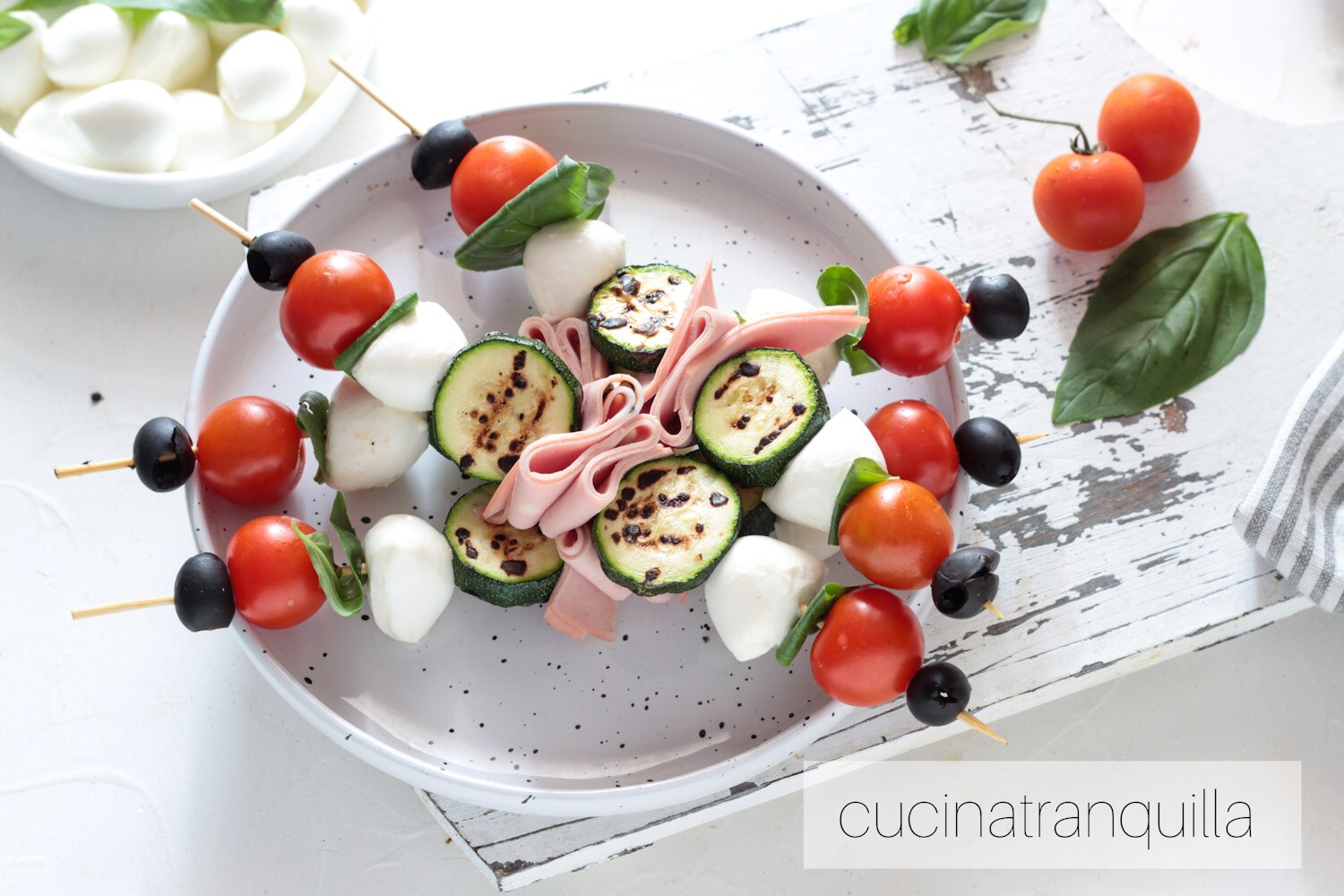 Brochetas veraniegas con mortadela y calabacín