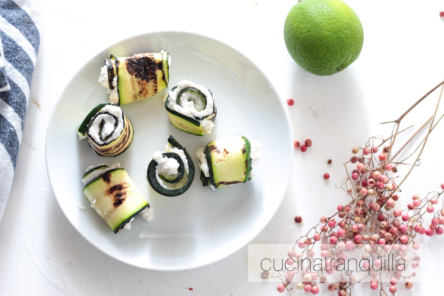 Rollitos de calabacín con ricotta y lima