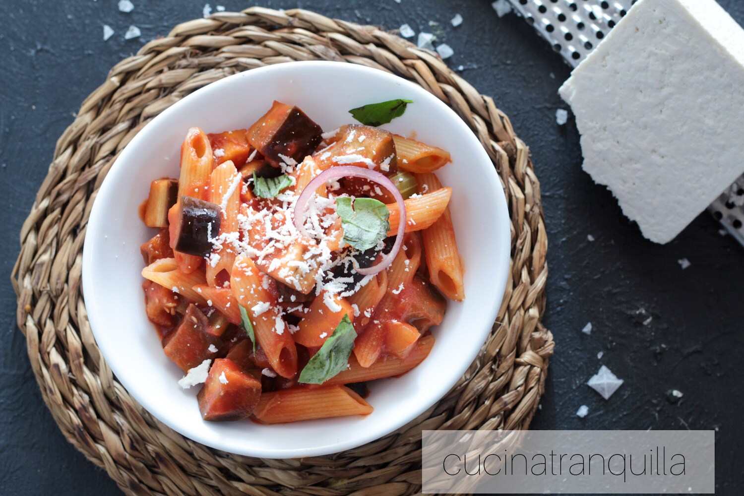 Penne con salsa de berenjenas y ricotta salada
