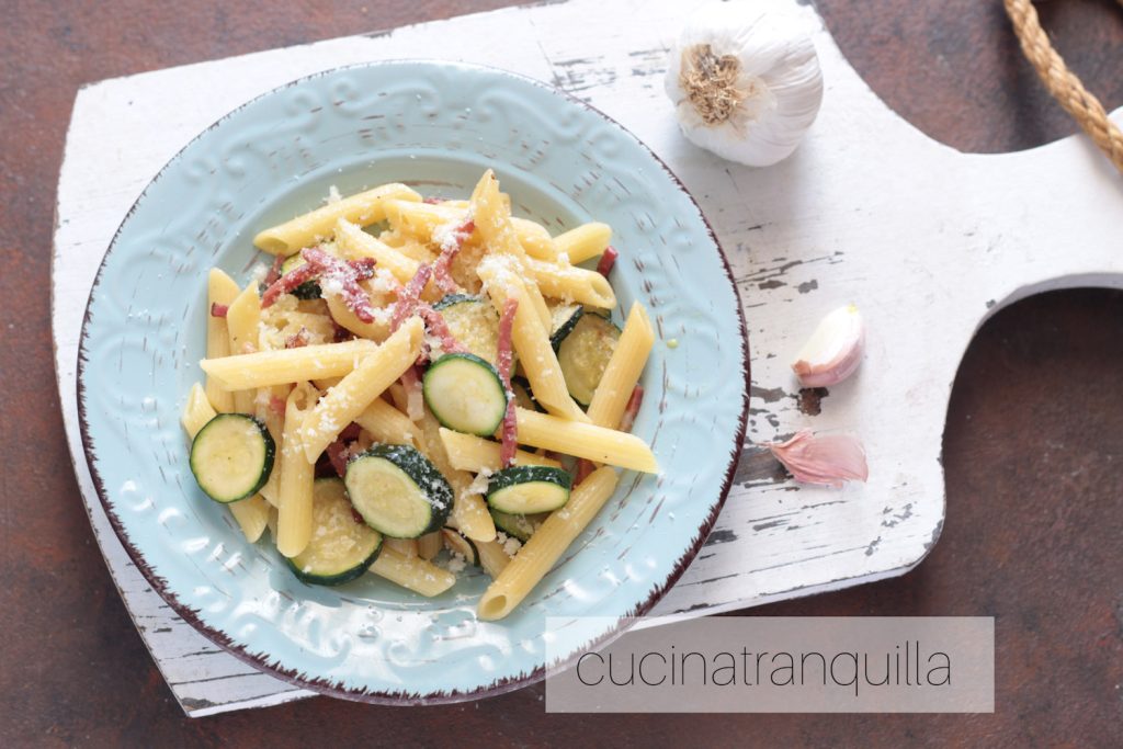 Penne con speck y calabacines