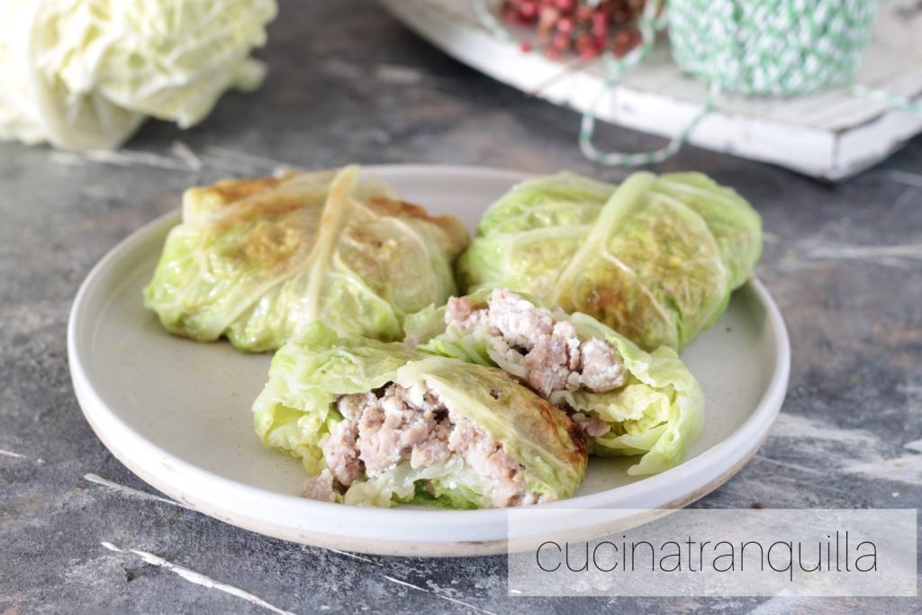 Rollitos de col y salchicha con ricotta salada y parmesano
