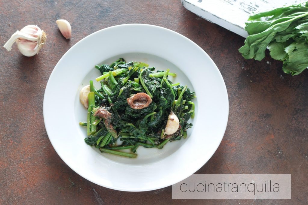 Friarielli y anchoas picantes