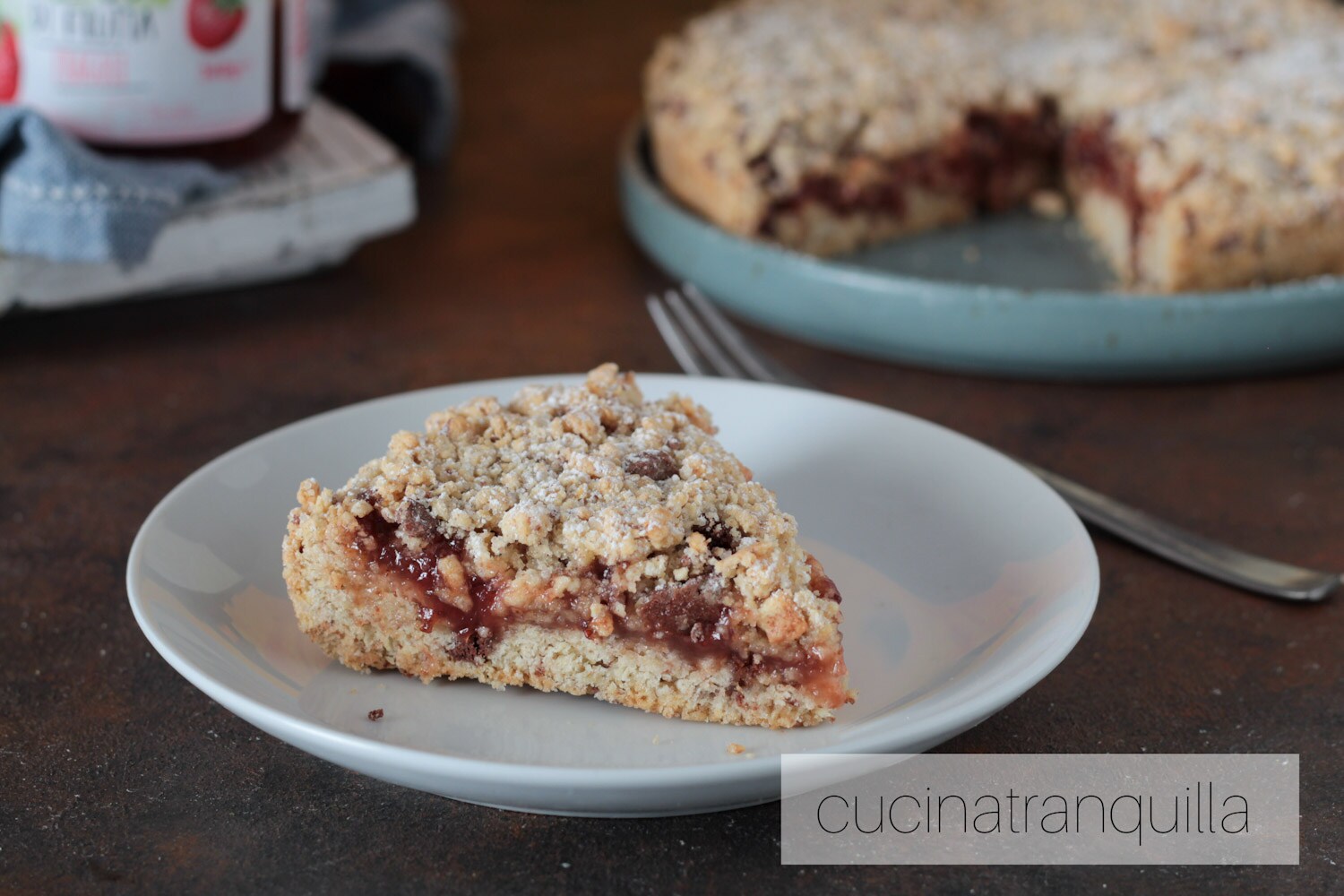 Desmenuzada con galletas y mermelada de fresas