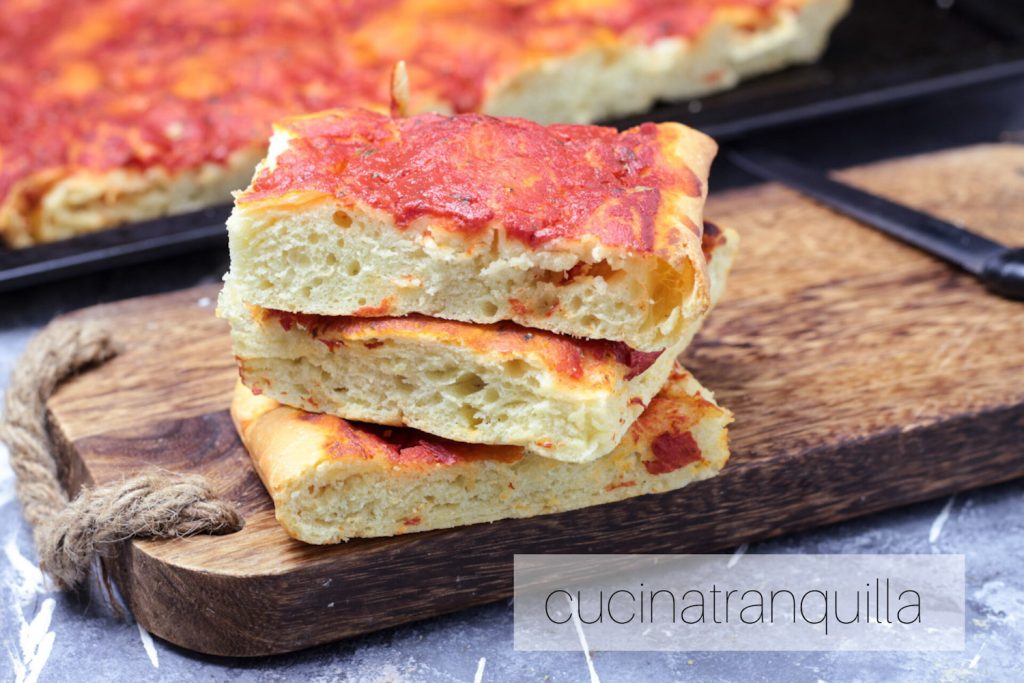 Pizza roja en bandeja con harina de sémola