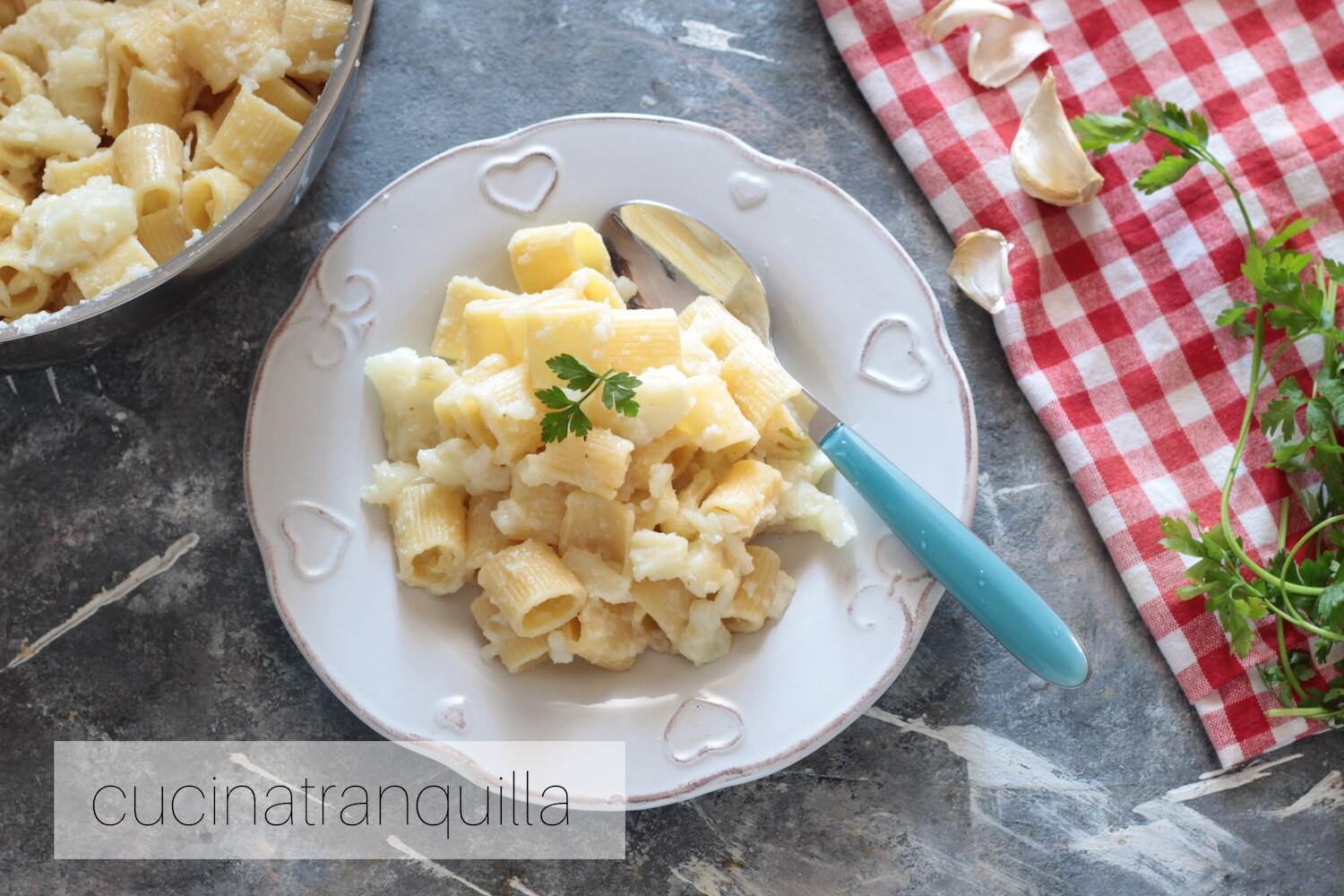 Mezze maniche con coliflor y anchoas