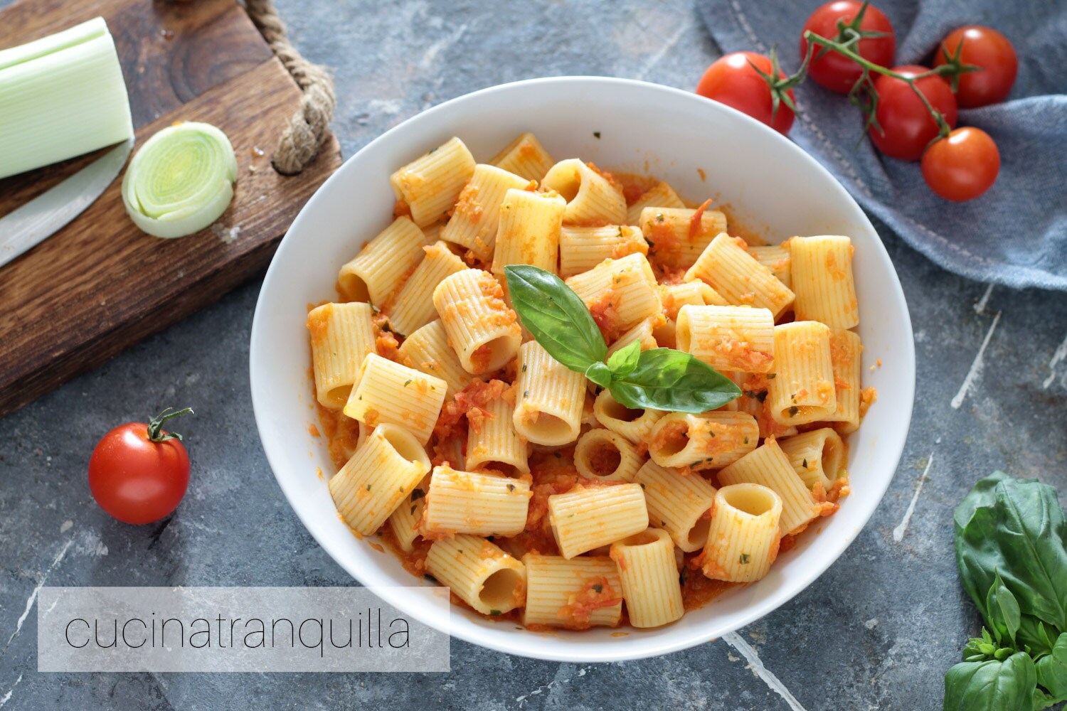 Mezze maniche con crema de tomatitos y puerros