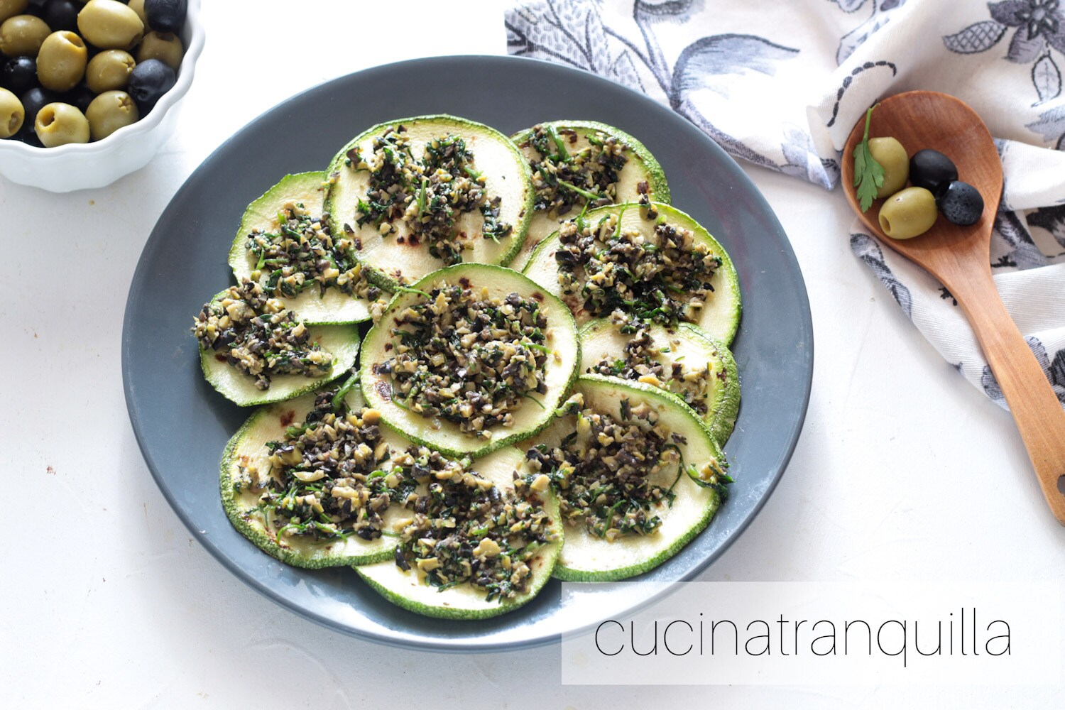 Calabacines a la parrilla y aceitunas