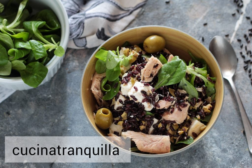 Ensalada de arroz venere con feta y atún