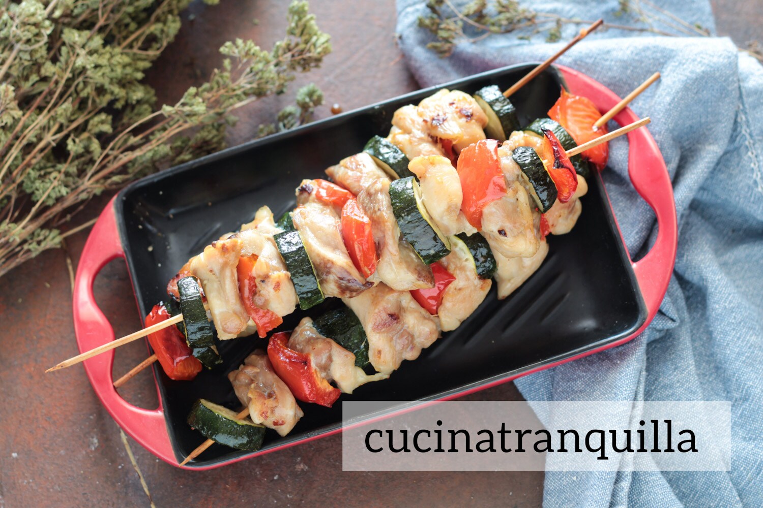 Brochetas de pollo y verduras al horno