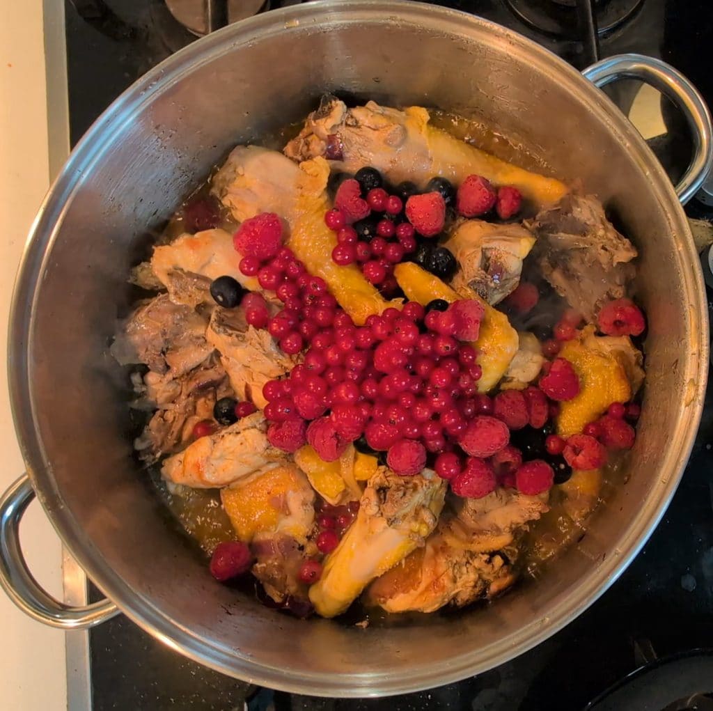 Capón con frutos del bosque una explosión de sabores inesperada