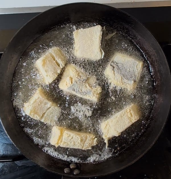 Bacalao Frito Perfecto: ¡Crujiente, Sabroso y a la Calabresa! 🐟🌶️🥔