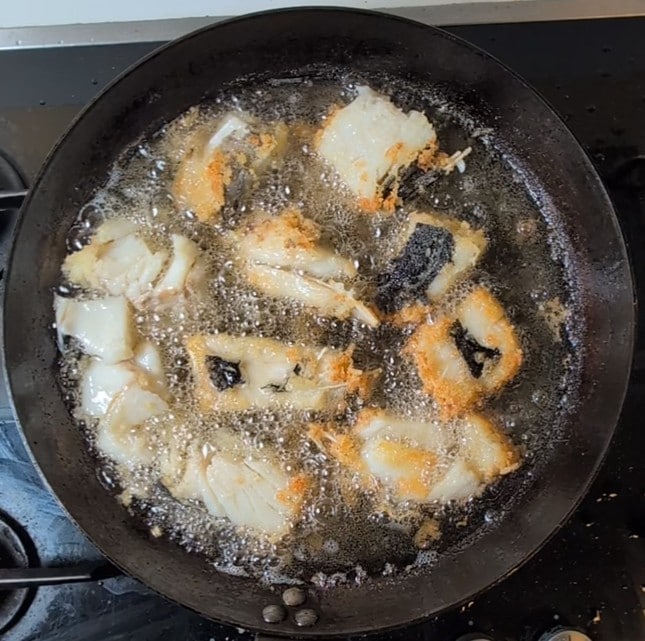 Bacalao Frito Perfecto: ¡Crujiente, Sabroso y a la Calabresa! 🐟🌶️🥔
