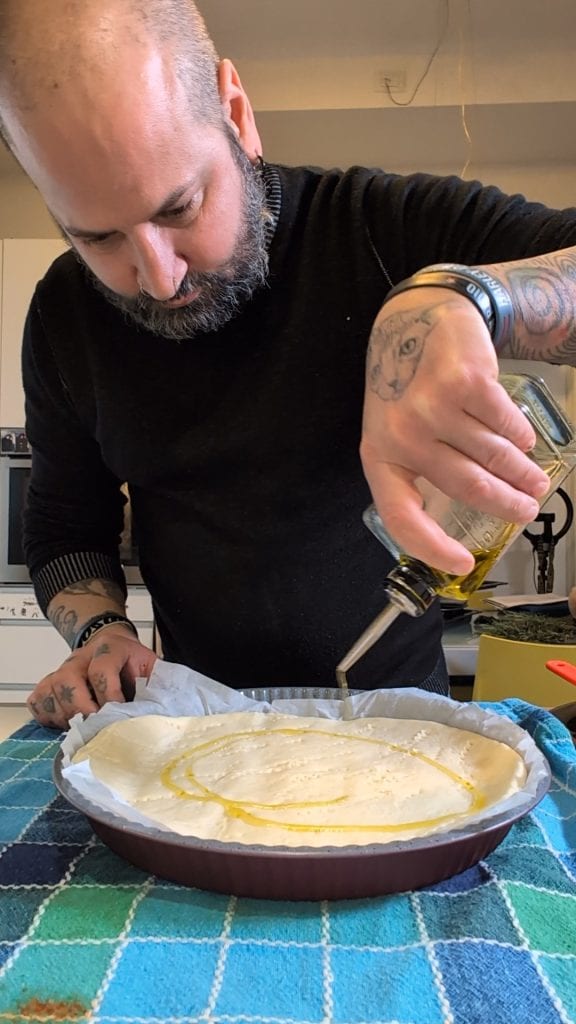 Video Receta: Tarta Salada con Base de Focaccia Suave, Espinacas, Ricotta, Hilos de Caballo - ¡Fácil y Rápida!