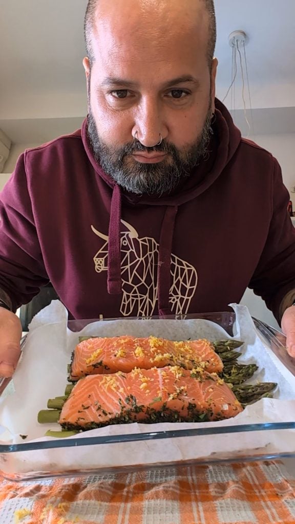 Salmón al Horno con Espárragos Crujientes: