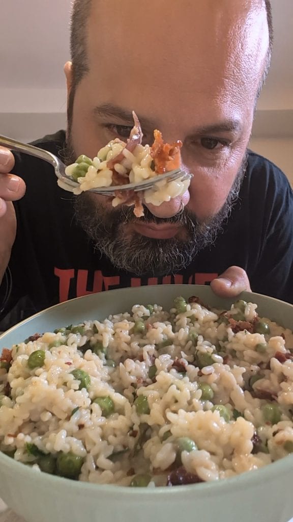 Risotto Primavera con Guisantes Frescos y Jamón Crujiente