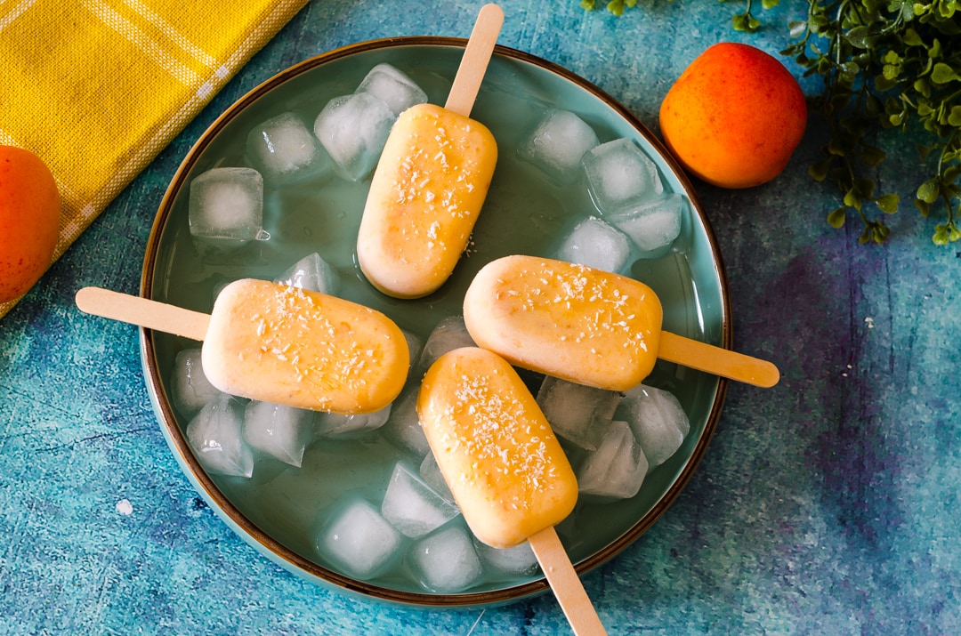 Paletas de helado de albaricoques y yogur, frescas y deliciosas con solo 3 ingredientes!