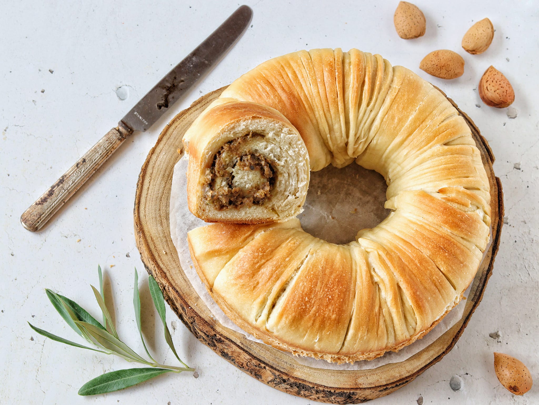 Pan de rollo de lana salado (con pesto de aceitunas y almendras)