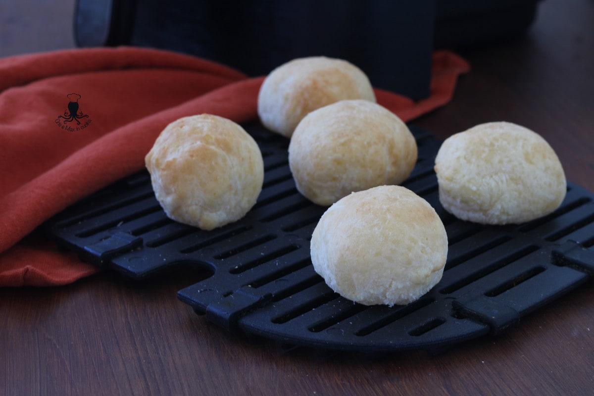 Panecillos brasileños de queso en freidora de aire, receta sin gluten