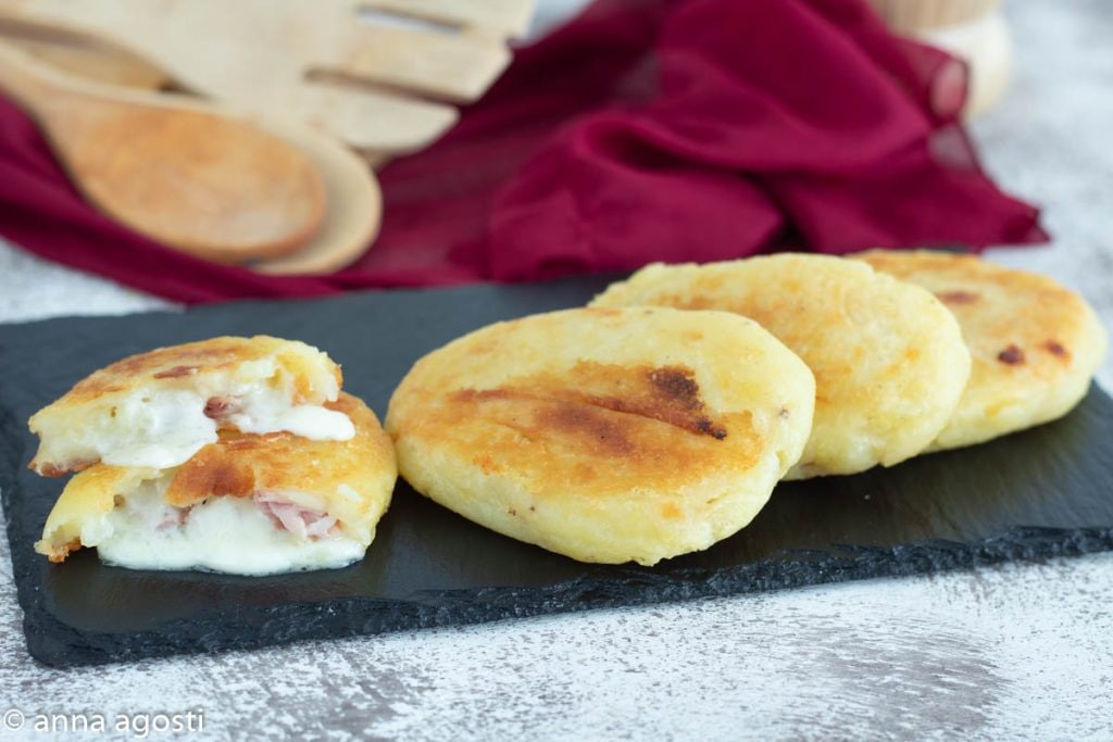 Panecillos de patata rellenos con jamón y queso