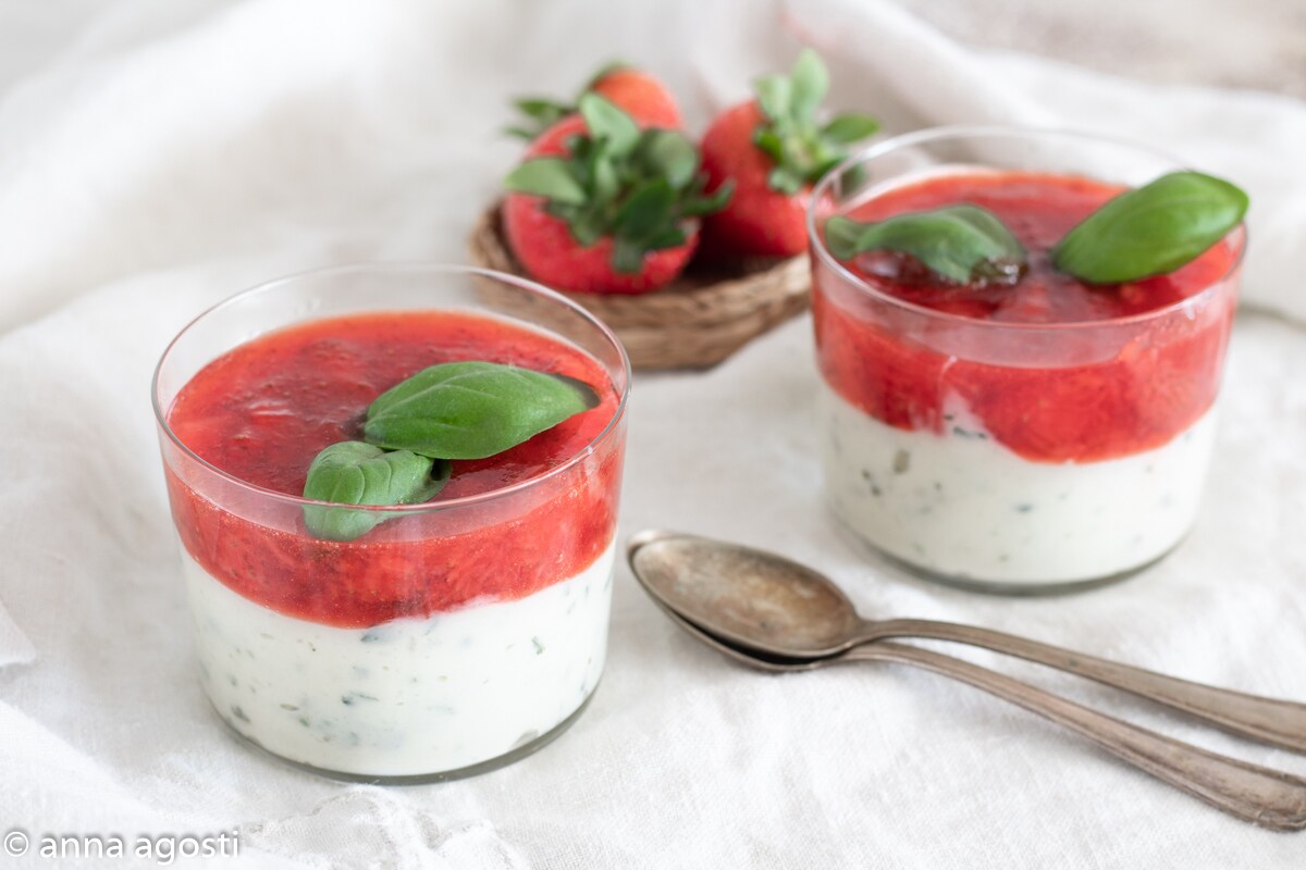 Panna Cotta al Albahaca con fresas dulce delicioso