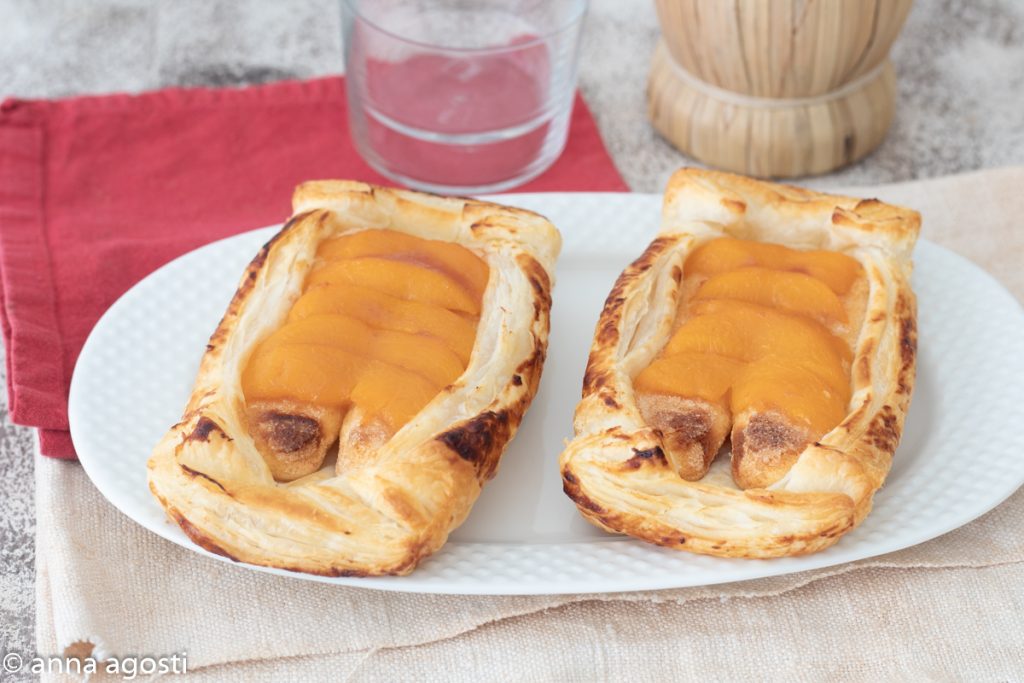 Paquetitos de melocotón con bizcochos de soletilla