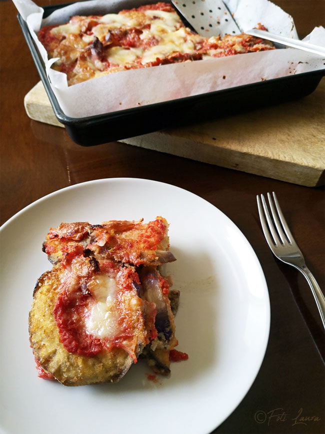 Parmigiana de berenjenas empanadas con pan rallado