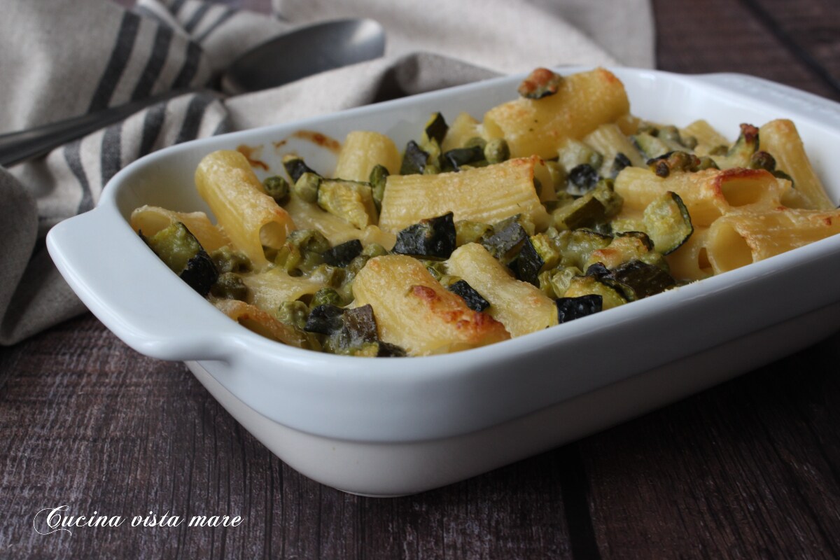 Pasta al horno con calabacines y guisantes
