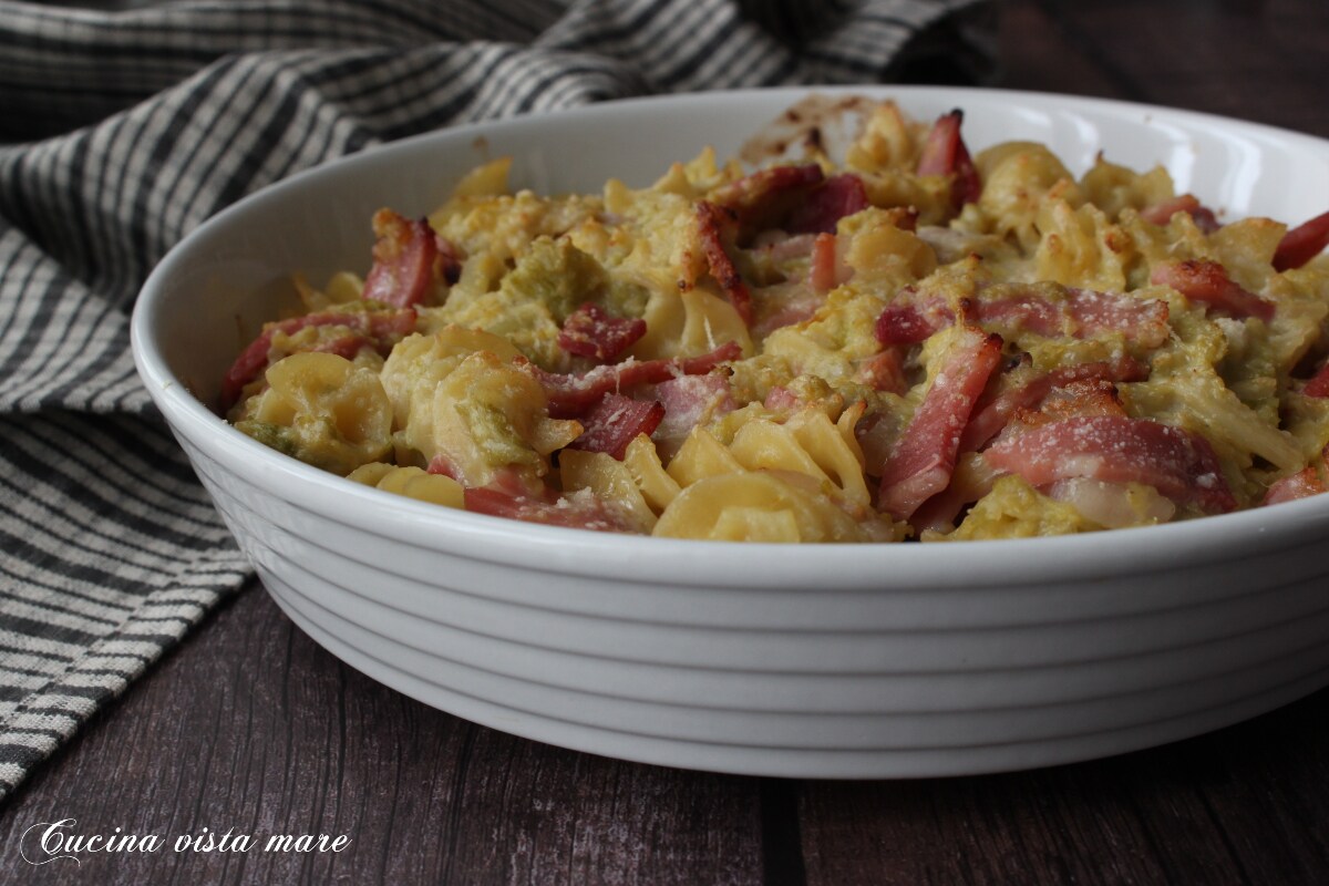 Pasta al horno con col y speck