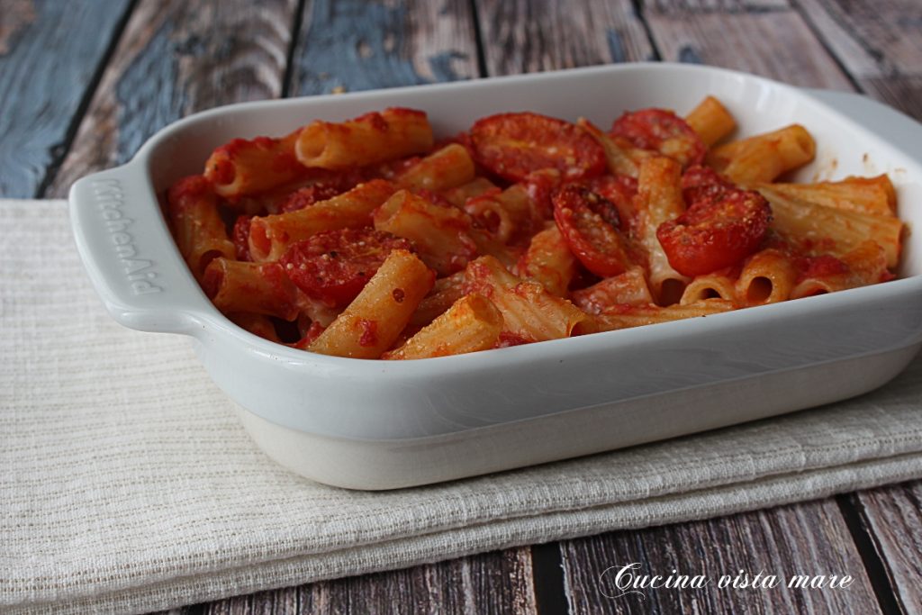 Pasta al horno con dos tipos de tomate Cocina vista al mar