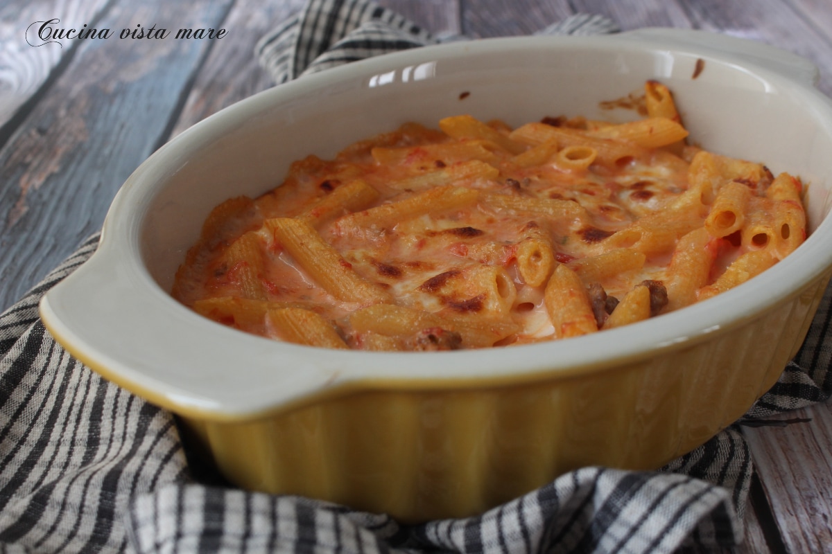 Pasta al horno con tomate y salchicha