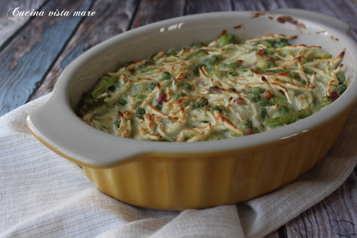 Pasta al horno con espárragos, speck y guisantes