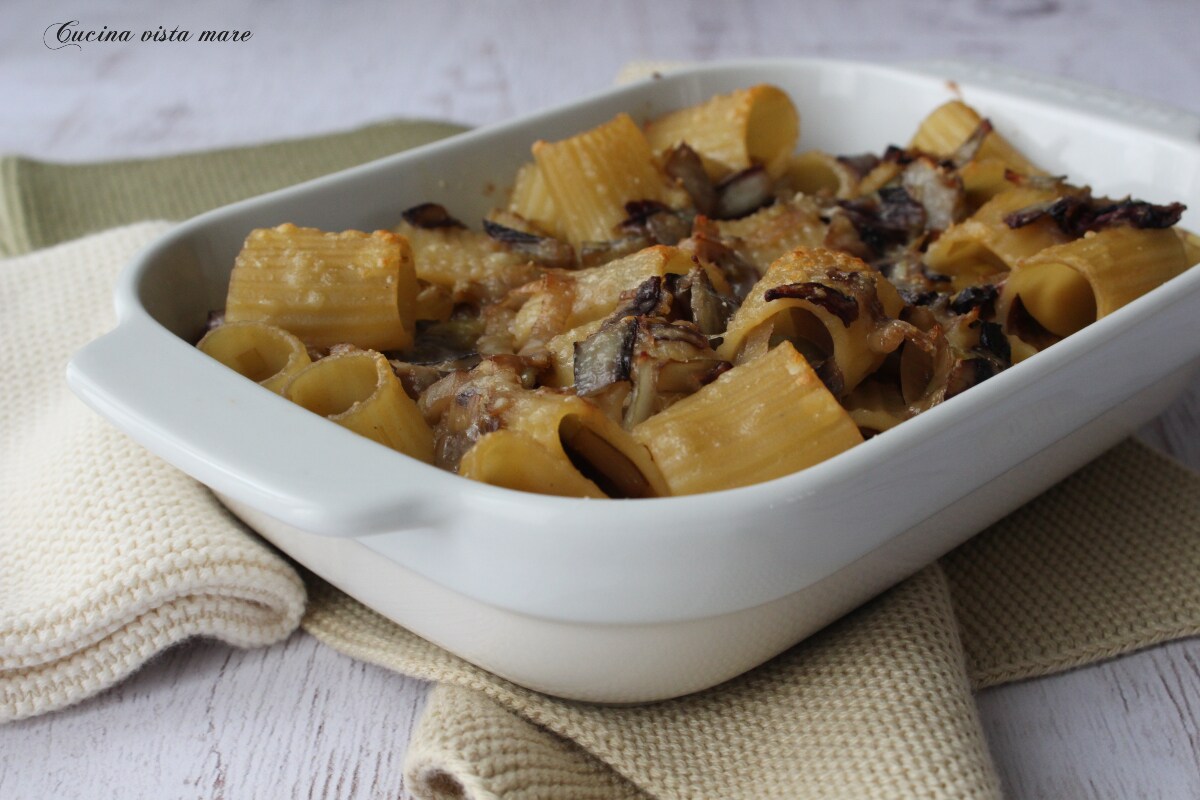 Pasta al horno con radicchio y puerros
