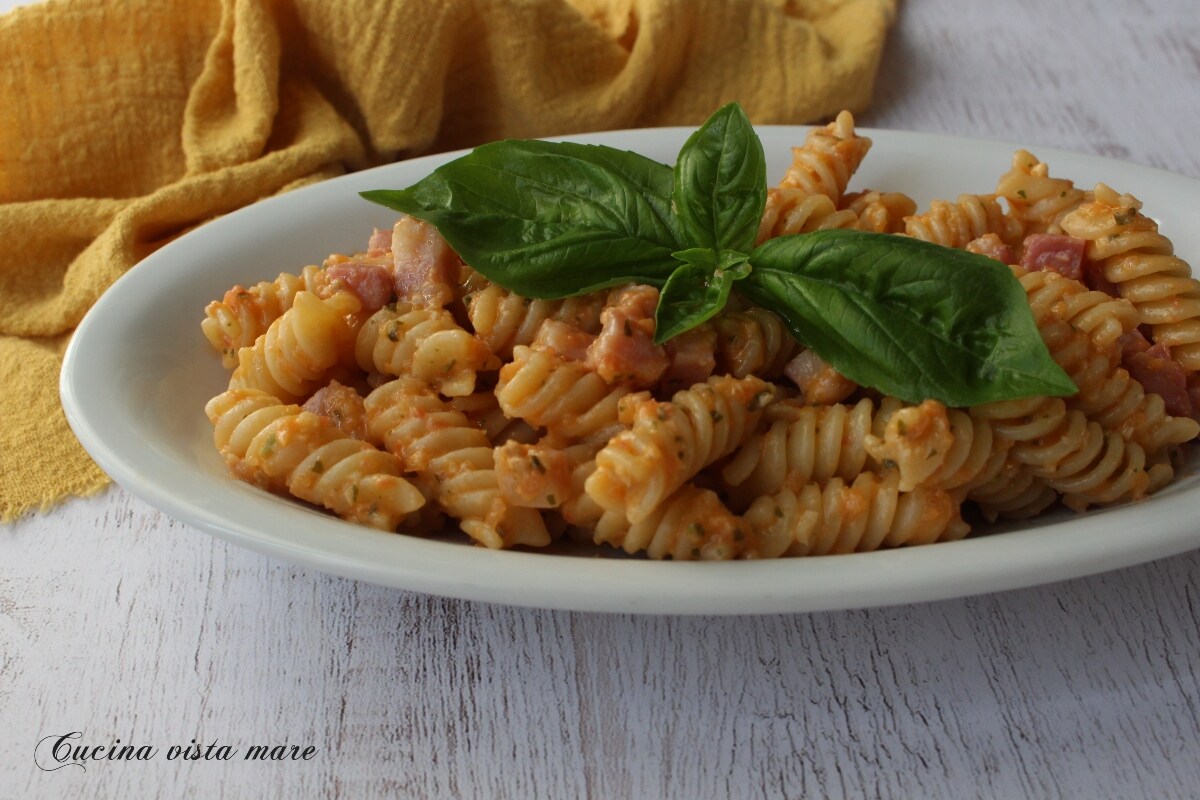 Pasta al pesto rojo