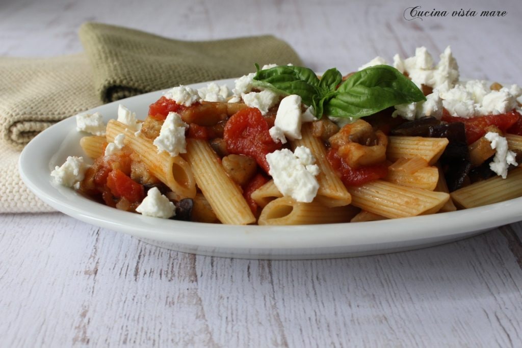 Pasta con berenjenas, tomates y feta Cocina vista mar