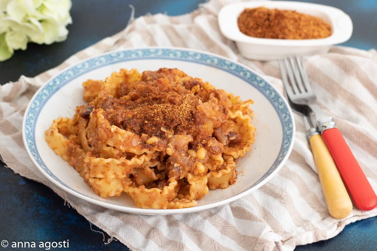 Pasta c’anciova e muddica atturrata