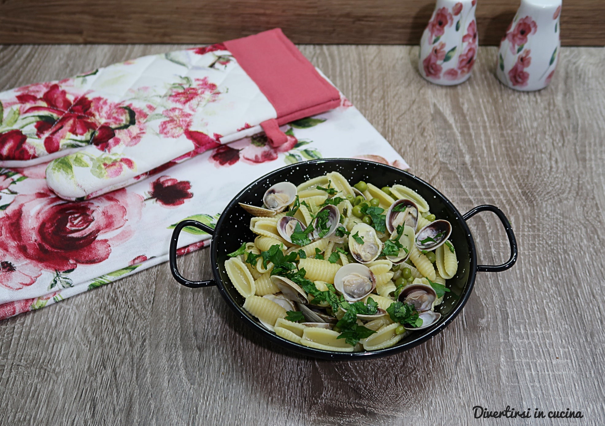 Pasta con almejas y guisantes