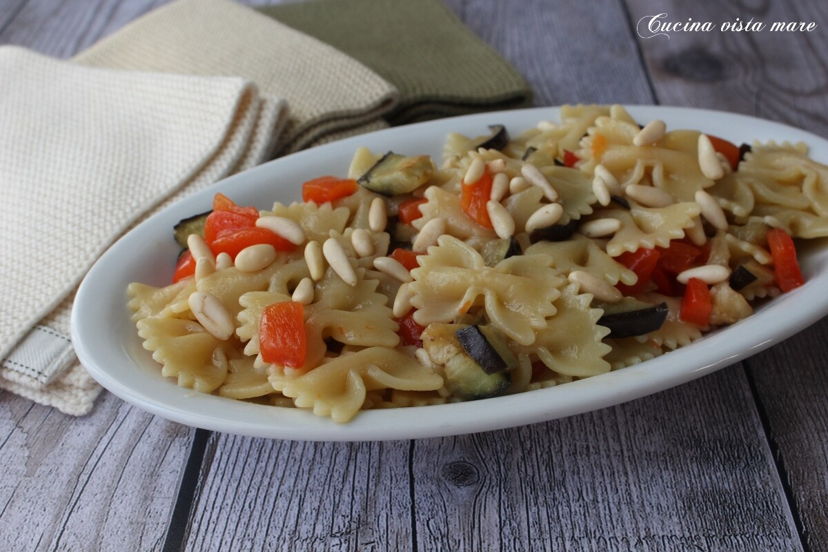 Pasta con berenjenas, pimientos y piñones