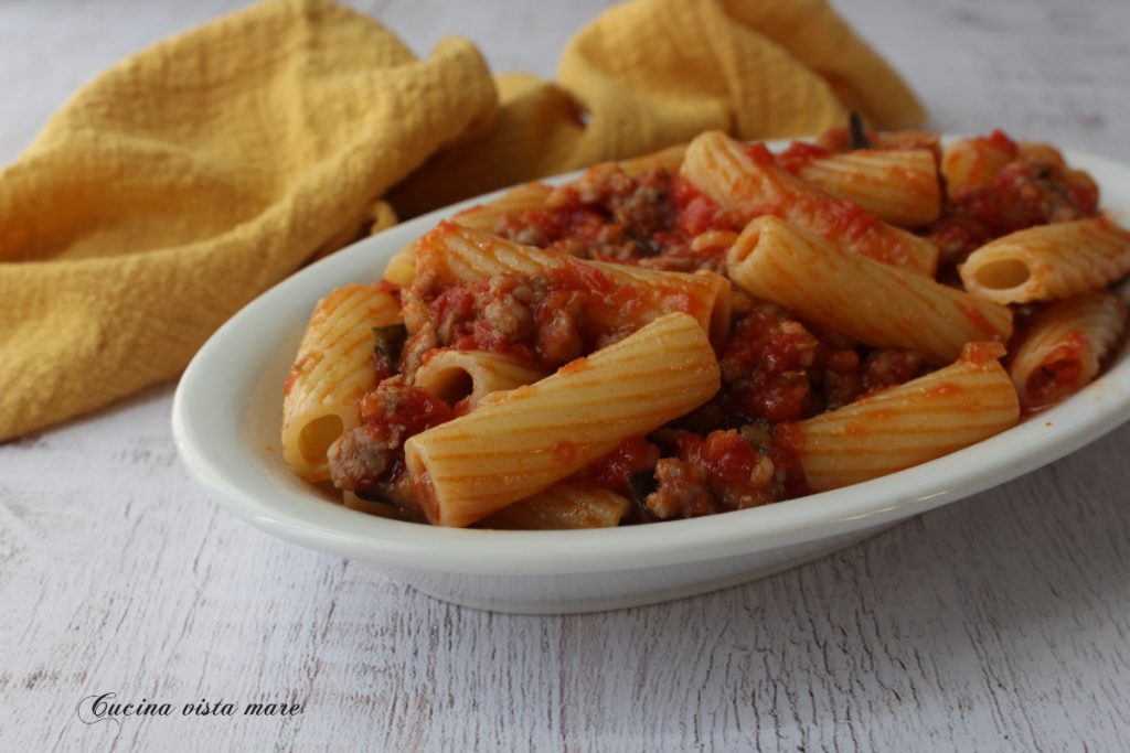 Pasta con berenjenas y salchicha Cocina vista al mar