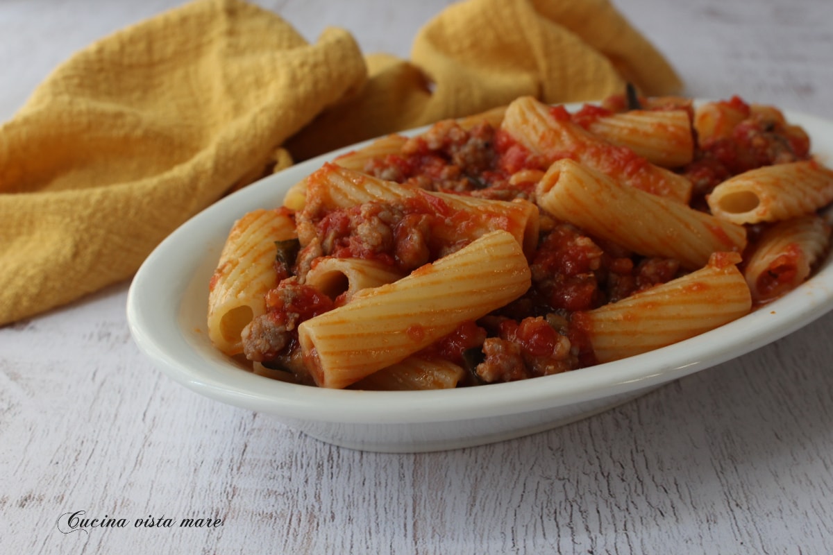 Pasta con berenjenas y salchicha