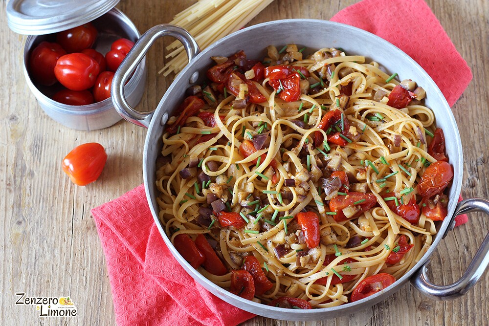 Pasta con berenjenas y tomates cherry