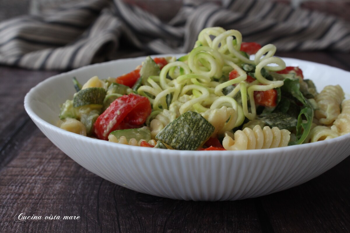 Pasta con calabacines y rúcula