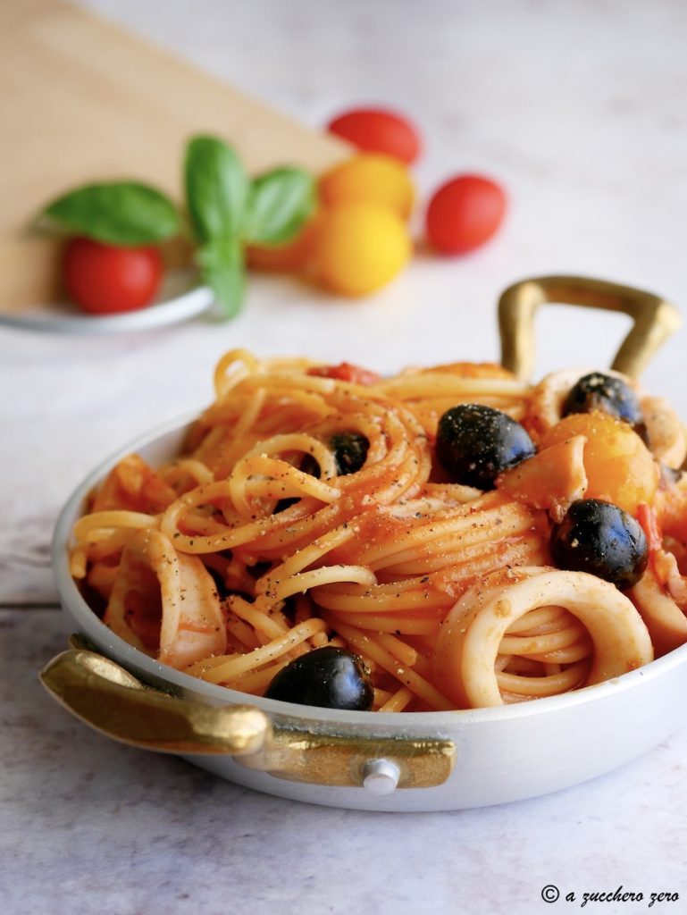 Pasta con calamares y tomates cherry