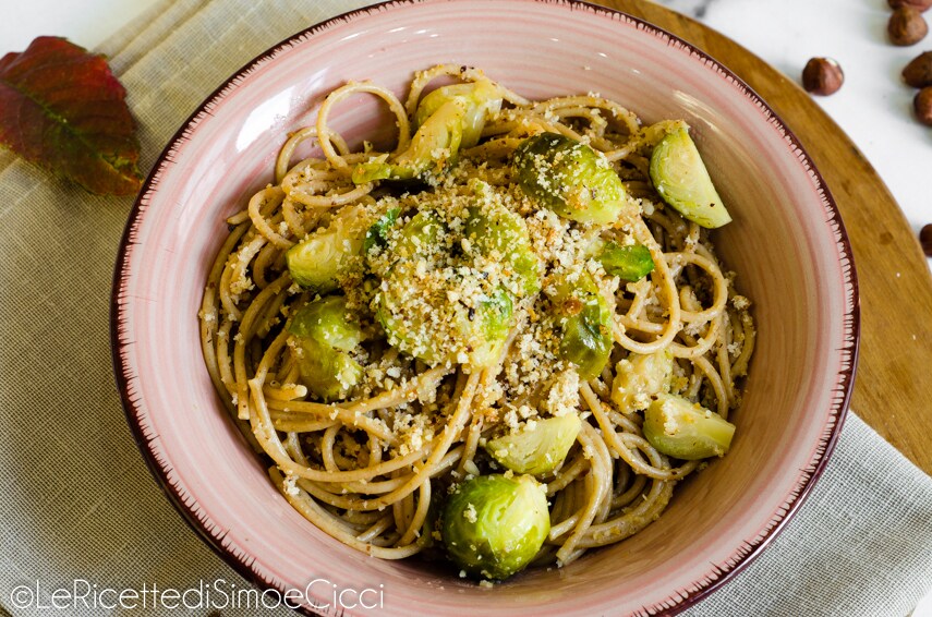 Pasta con coles de Bruselas, avellanas y pan crujiente