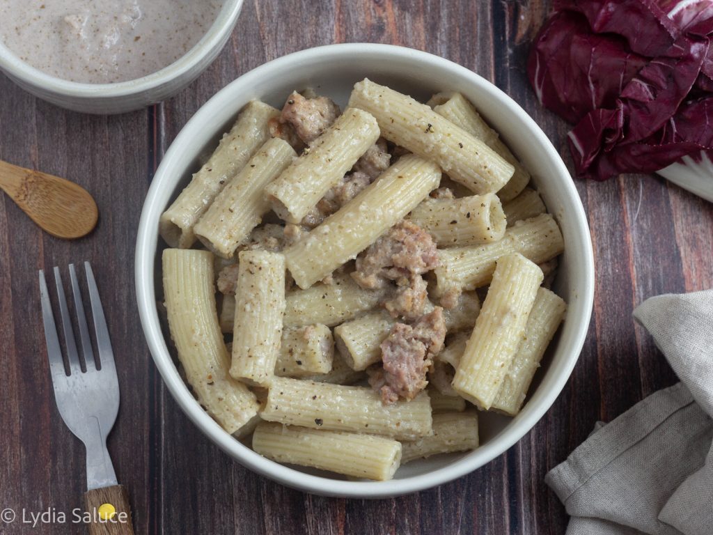 Pasta con crema de achicoria y salchicha